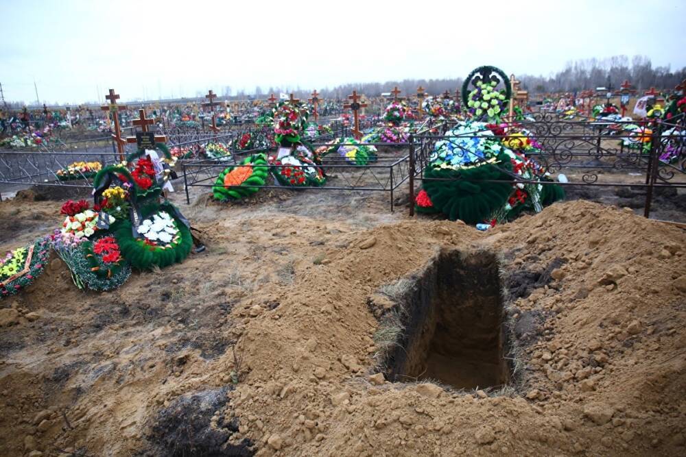 Мэрия Екатеринбурга повысила оклады землекопам и смотрителям кладбищ