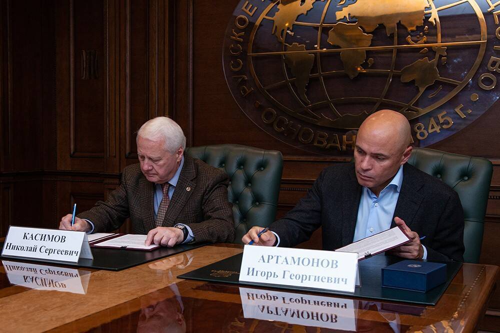 Игорь Артамонов подписал соглашение о сотрудничестве с Русским географическим обществом