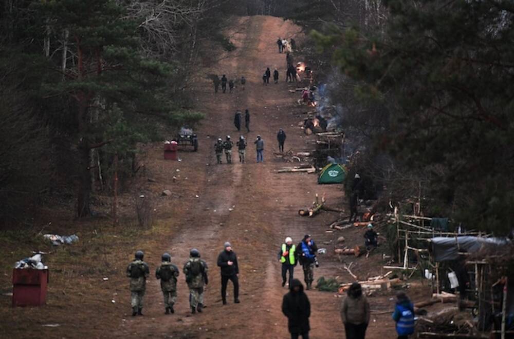 Мигранты после неудавшегося штурма польской границы отошли в лесной лагерь
