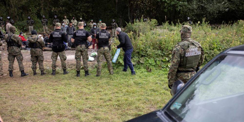 Польские пограничники заявили о готовности применить оружие "без колебаний"