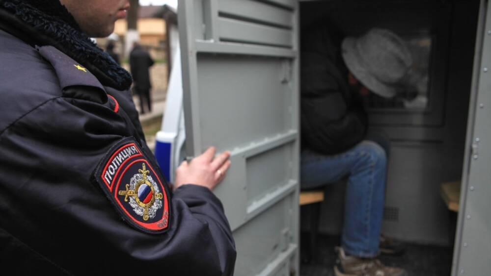 В Петербурге полиция задержала шестерых антифашистов
