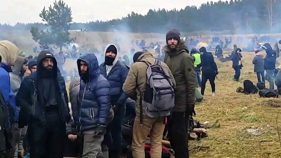 Водометы и светошумовые гранаты применяли польские силовики против беженцев, которые пытались прорваться на территорию страны