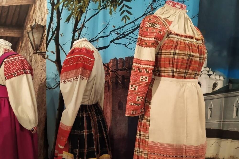 На выставку костюмов прошлого века приглашает туристов Изборск
