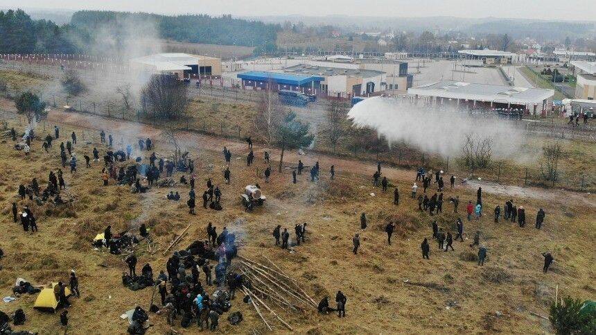 Побоище на белорусско-польской границе: пограничники применили против беженцев газ и водометы