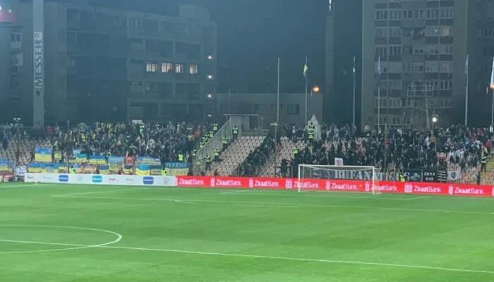 Боснийские фанаты пытались прорваться к сектору украинских болельщиков на стадионе в Зенице (видео)