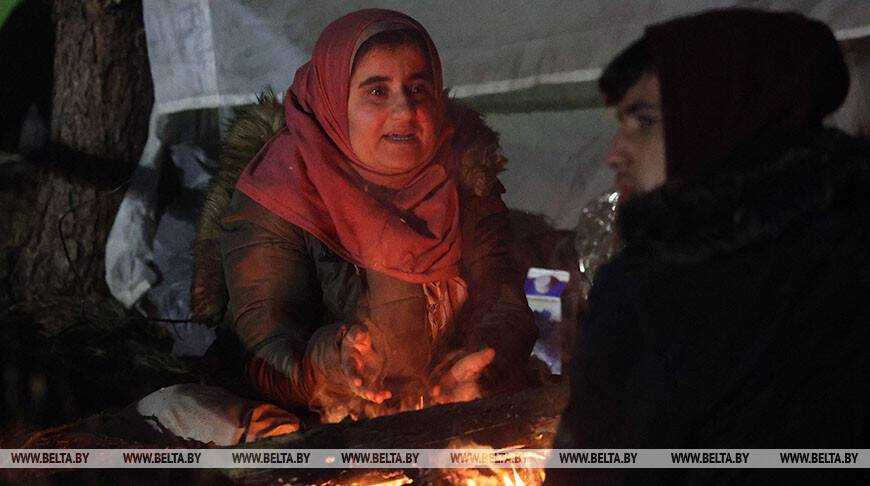 ФОТОФАКТ: Ночь беженцев в стихийном лагере и у КПП