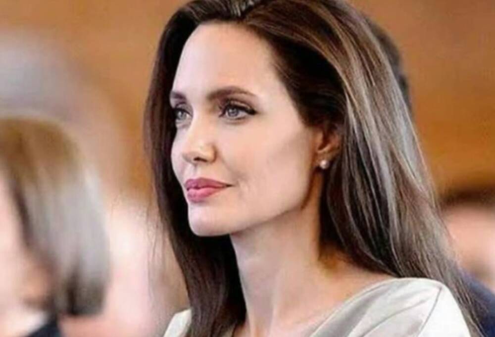 46-летняя Анджелина Джоли с прилизанными волосами показала лицо крупным планом: "Бабушка"