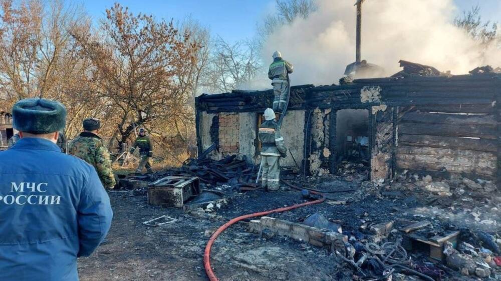 Появились фото последствий пожара в воронежском селе, где сгорели 4 ребёнка