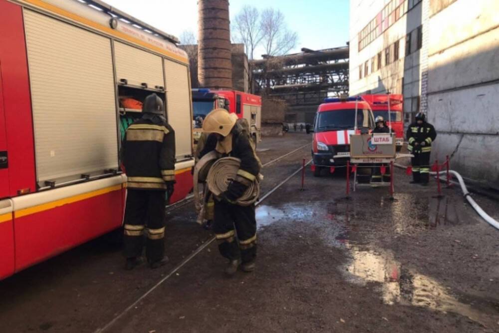 В Волгограде локализовали пожар в здании листопрокатного цеха