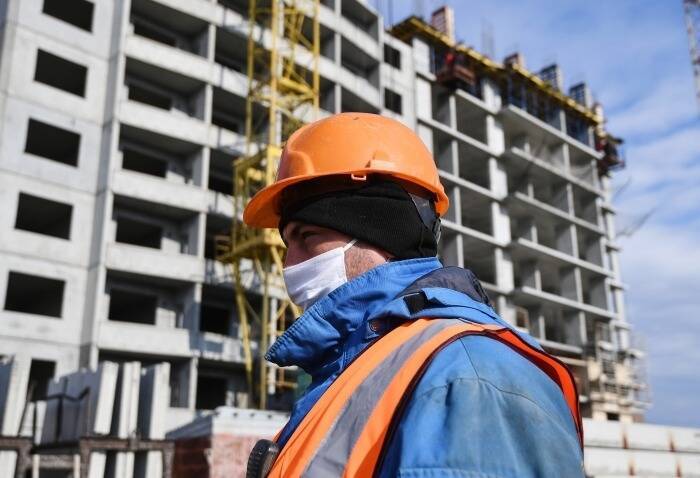 Собянин поручил уменьшить количество мигрантов на стройках программы реновации в Москве