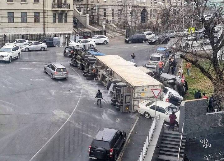 Из-за опрокидывания фуры на легковые машины в центре Владивостока пострадали двое