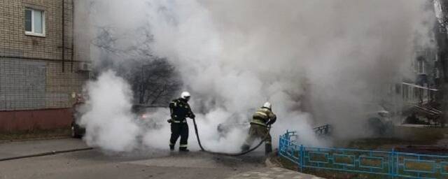«ВАЗ-2115» сгорел в одном из дворов на улице Гагарина в Липецке
