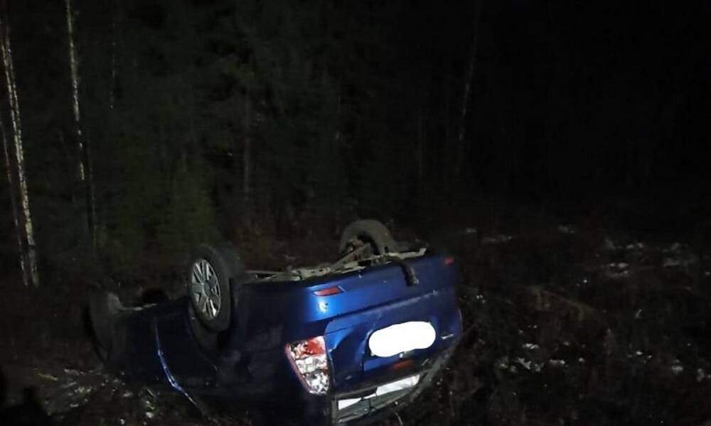 Автомобиль опрокинулся на трассе в Карелии: пострадали женщина и девочка-подросток