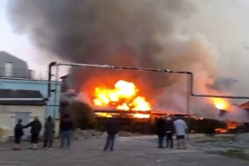 В Геленджике загорелся частный дом, крупный столб дыма поднялся над городом