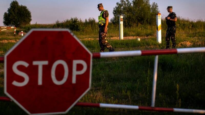 Эстония использует резервистов для установки заграждения на границе с Россией