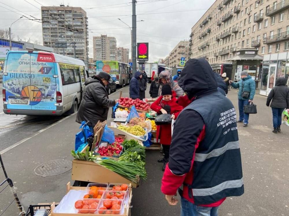Рейды по борьбе с уличной торговли прошли в Петербурге