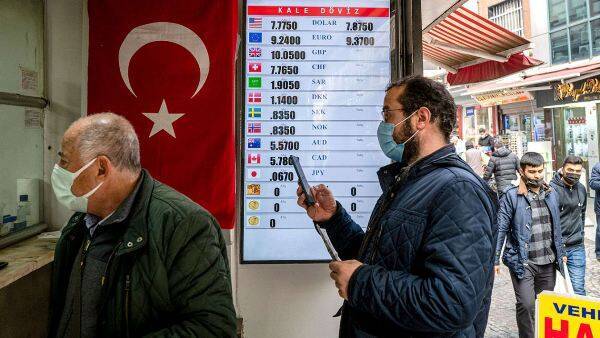 Ставка снижена, лиры «больше нет»: ЦБ Турции обвалил нацвалюту до «мусорного» уровня