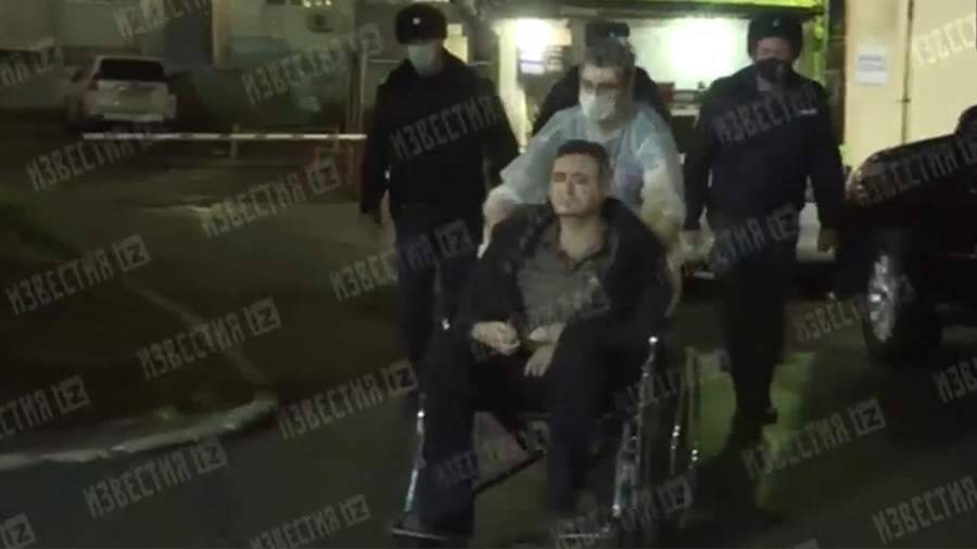 Обвиняемого в педофилии депутата КПРФ привезли в больницу на кресле-каталке