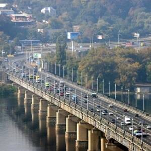 В Киеве демонтировали одну из колонн на мосту Патона