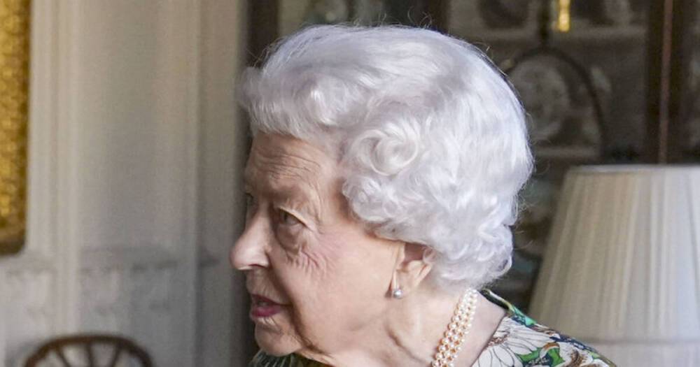 Жуткое фото: посиневшие руки Елизаветы II всерьез напугали ее фанатов