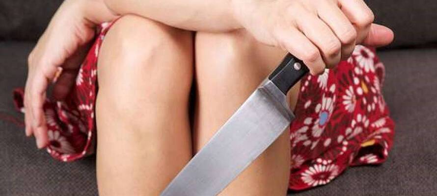 В районе Карелии молодая девушка вонзила нож в спину ревнивого сожителя