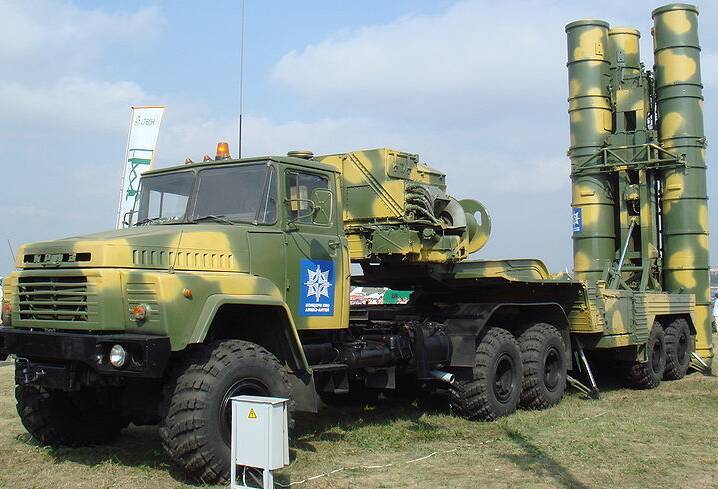 В Сети показали замеченные в США макеты российского танка Т-72Б и ЗРК С-300