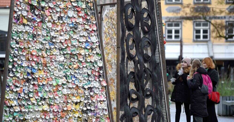 ФОТО: В центре Риги появилась художественная инсталляция из мусора