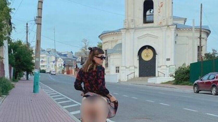 Полицейские из Калуги проверяют фото девушки в трусах на фоне храма