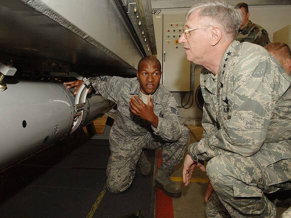 США изготовят около 500 новых тактических ядерных авиабомб