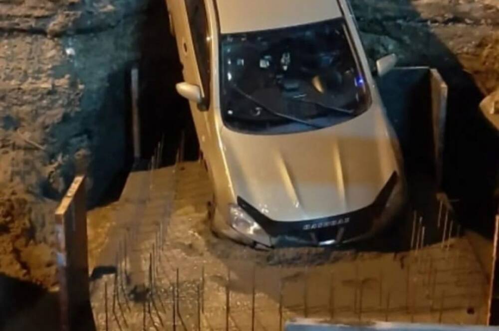В Хабаровске автомобиль упал в яму на дороге