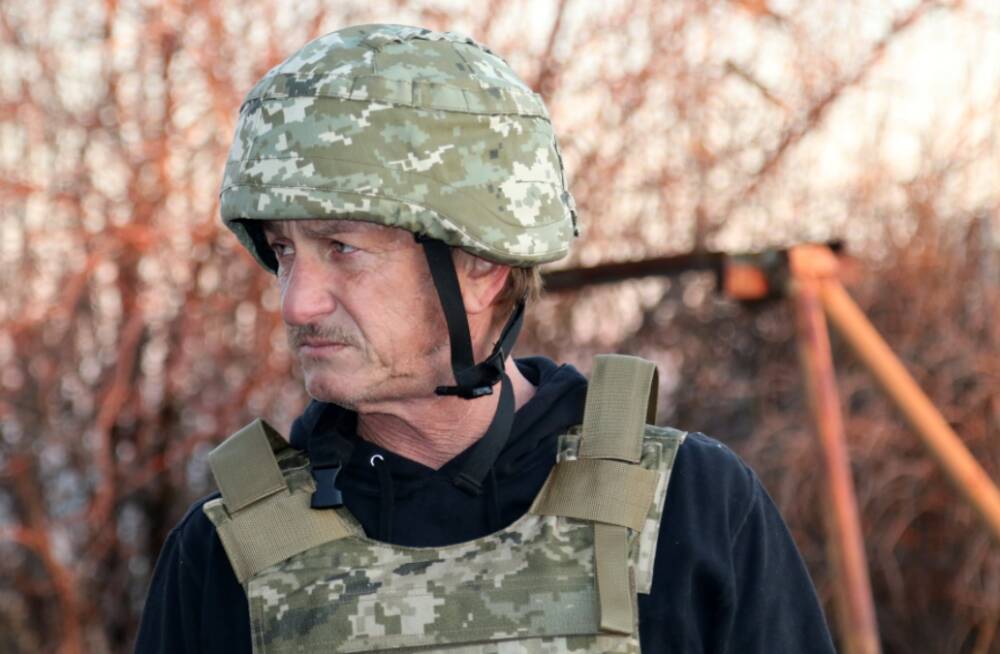 Шон Пенн посетил зону ООС на Донбассе и пообщался с украинскими военнослужащими
