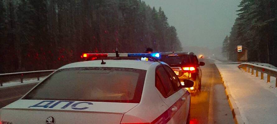 На дороге в Карелии остановлен водитель, рискнувший в непогоду своей жизнью и других участников движения