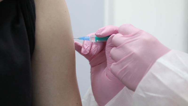Вирусолог Лукашев опроверг слухи о том, что пациенты умирают после вакцинации от COVID-19