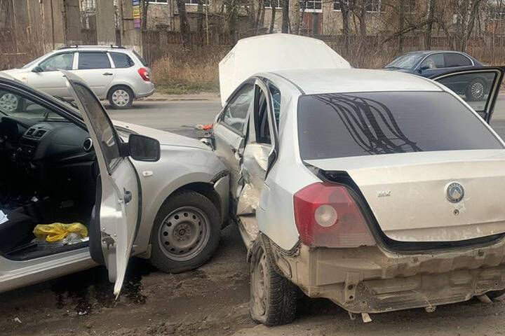 В Рязани в ДТП с тремя машинами пострадала женщина