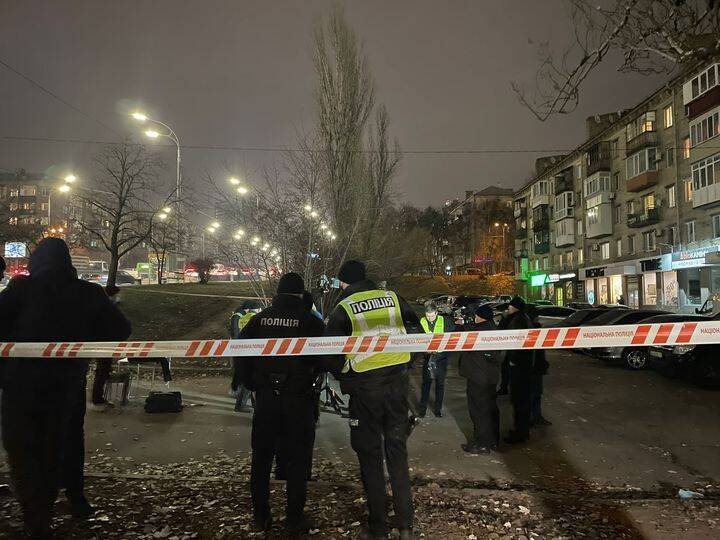 Тело человека нашли в мусорном баке в центре Киева: фото с места ЧП