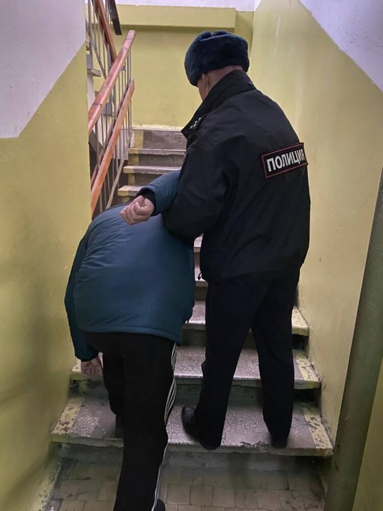 В Екатеринбурге подозреваемый напал на следователя с ножом во время допроса в полиции