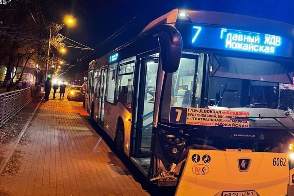 В Ростове 67-летний пассажир автобуса пострадал в ДТП с иномаркой