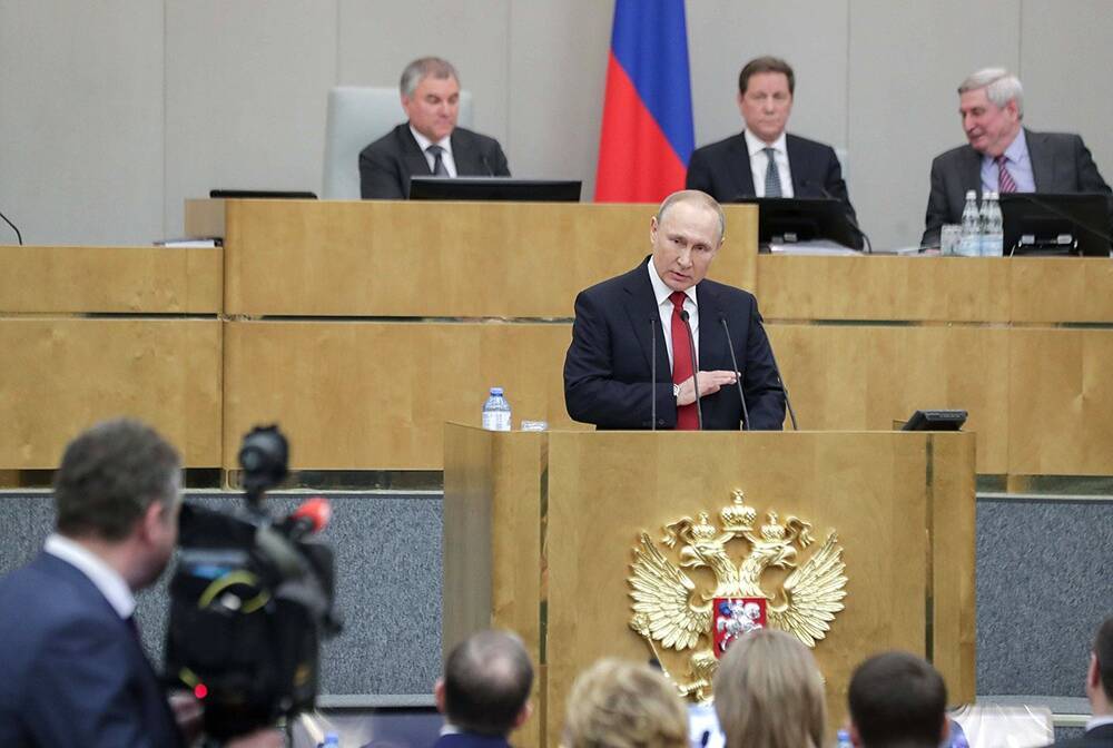 Путин внес в Думу поправки о повышении МРОТ и прожиточного минимума