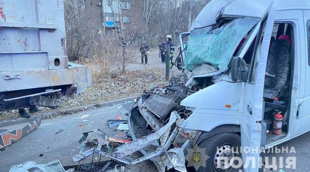 В Запорожье маршрутка с пассажирами врезалась в грузовик: есть пострадавшие