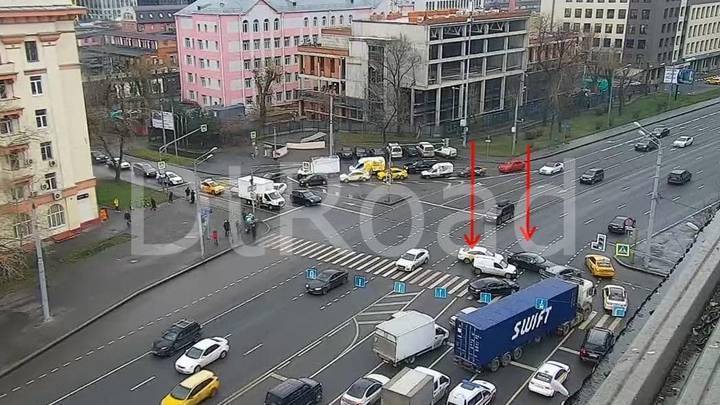 Два автомобиля столкнулись на Бутырской улице в Москве