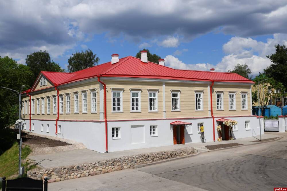 И.п. главы администрации Пскова оценил реконструированную усадьбу Беклешова