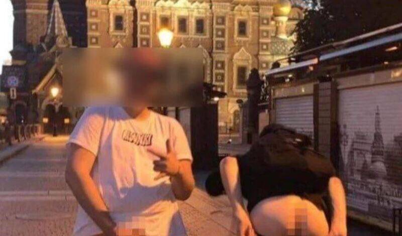 Полицейские задержали двух подростков за фото без трусов на фоне храма Спас на Крови