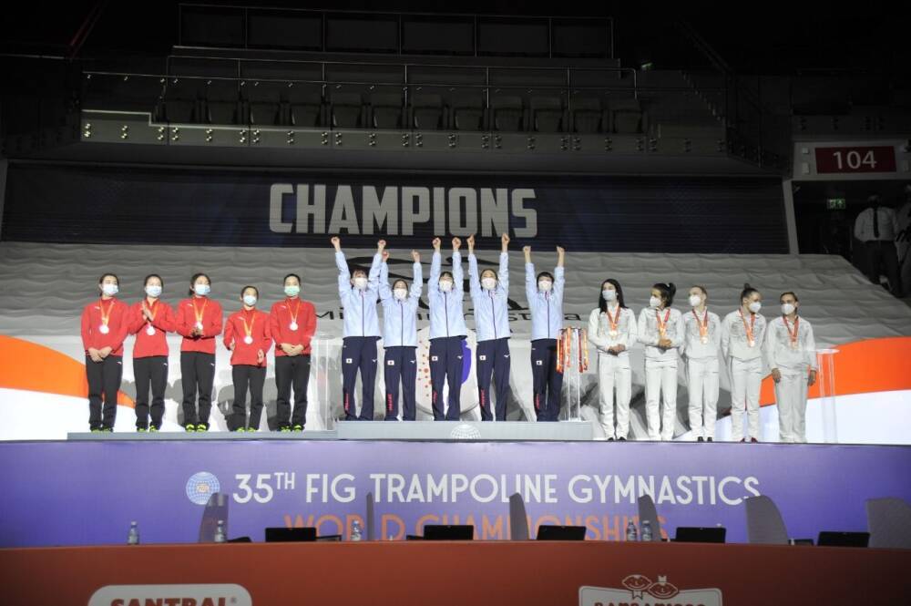 В Баку прошла церемония награждения победителей ЧМ в командном первенстве по прыжкам на батуте (ФОТО)