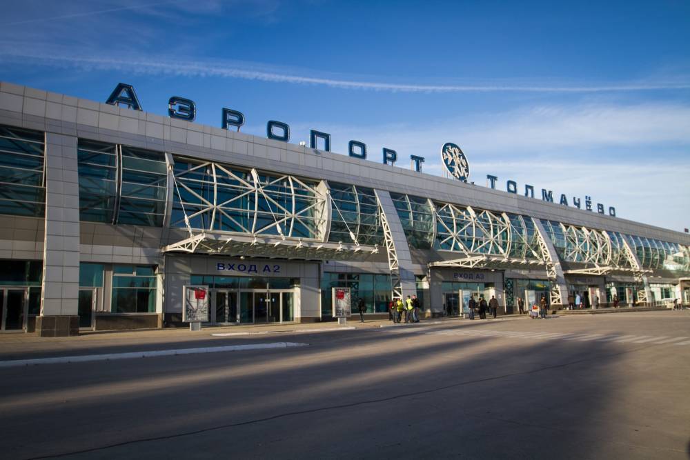 В аэропорту Толмачево автомобиль с бортпитанием повредил самолет S7