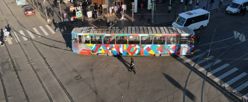 В Иркутске городской общественный транспорт украсили граффити
