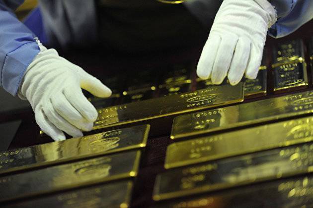 Цена на золото находится чуть ниже 1800 долларов за унцию перед двухдневным заседанием ФРС США