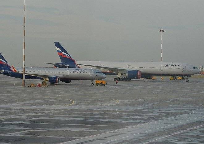 В московских аэропортах задержали или отменили более ста рейсов