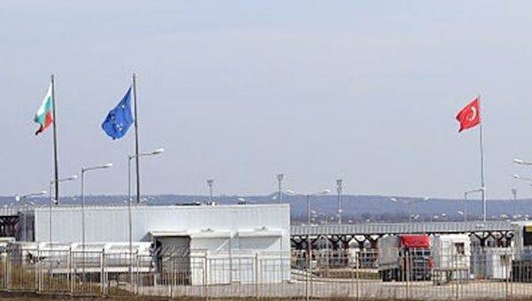 Болгария подтянула войска к границе с Турцией: София готовится к наплыву беженцев