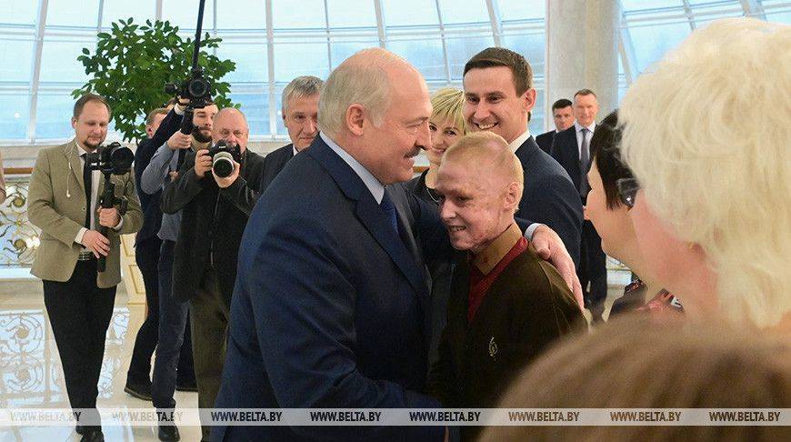 “Не стесняйся, ты же Президент!” Лукашенко ввел Рому Когодовского в курс дел по работе главы государства