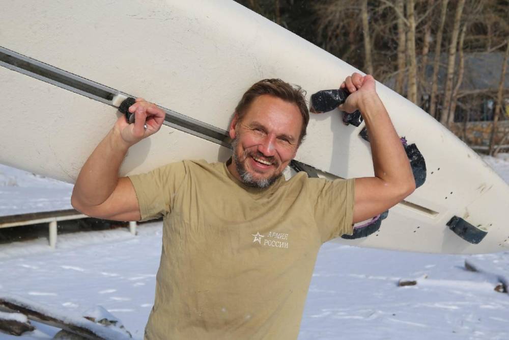 Новосибирский парапланерист Александр Орлов прокатился на виндсёрфе в снегопад